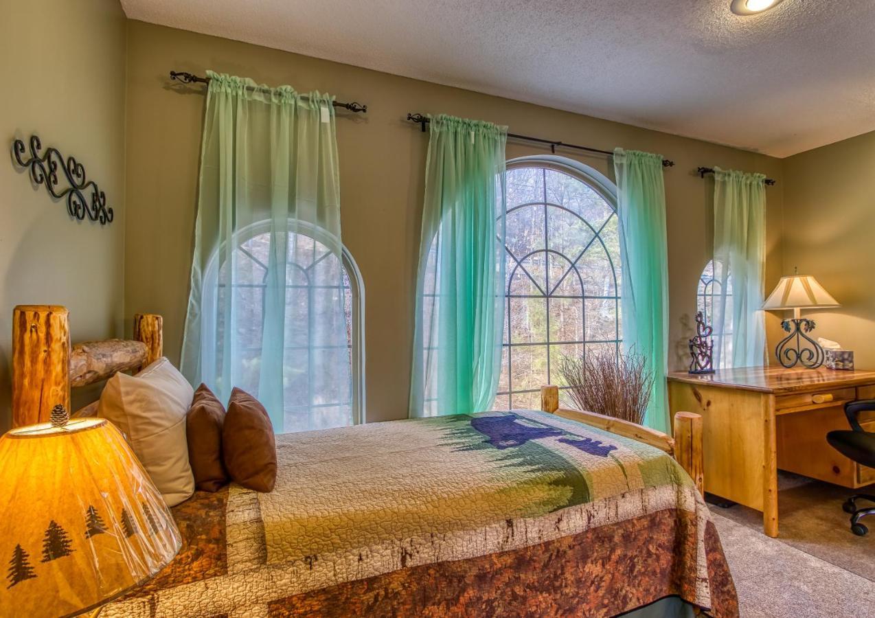 גטלינבורג 3 Decks, Mtn Views! Tree Tops By Honeybearcabins - Luxury Rain Showers, 3 King Suites, Xl Hottub, Fireplace, Bear Sightings מראה חיצוני תמונה