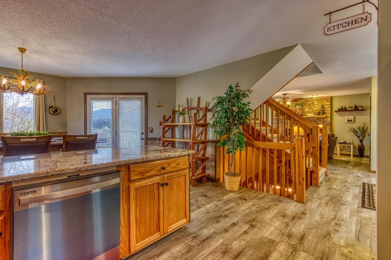 גטלינבורג 3 Decks, Mtn Views! Tree Tops By Honeybearcabins - Luxury Rain Showers, 3 King Suites, Xl Hottub, Fireplace, Bear Sightings מראה חיצוני תמונה