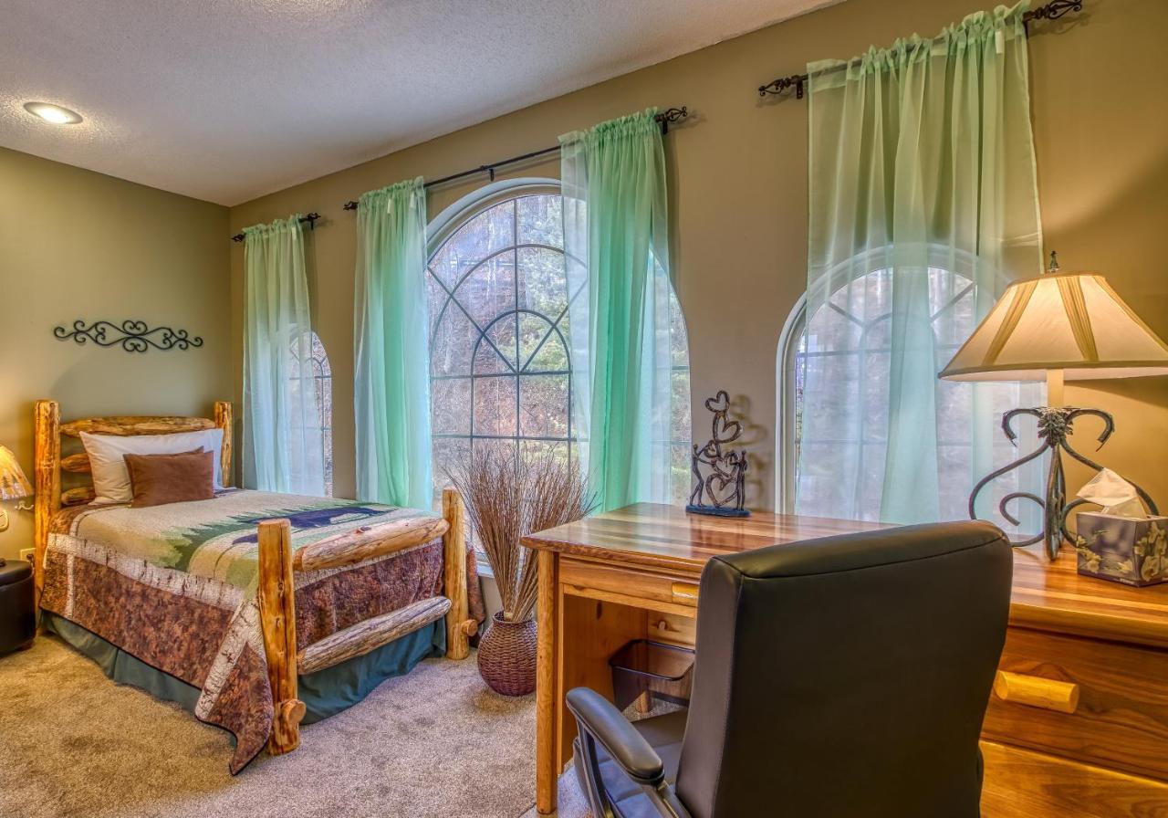 גטלינבורג 3 Decks, Mtn Views! Tree Tops By Honeybearcabins - Luxury Rain Showers, 3 King Suites, Xl Hottub, Fireplace, Bear Sightings מראה חיצוני תמונה