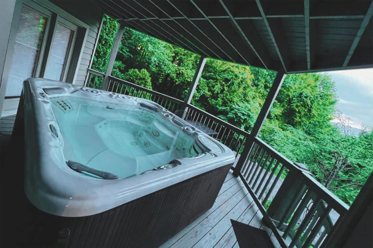גטלינבורג 3 Decks, Mtn Views! Tree Tops By Honeybearcabins - Luxury Rain Showers, 3 King Suites, Xl Hottub, Fireplace, Bear Sightings מראה חיצוני תמונה