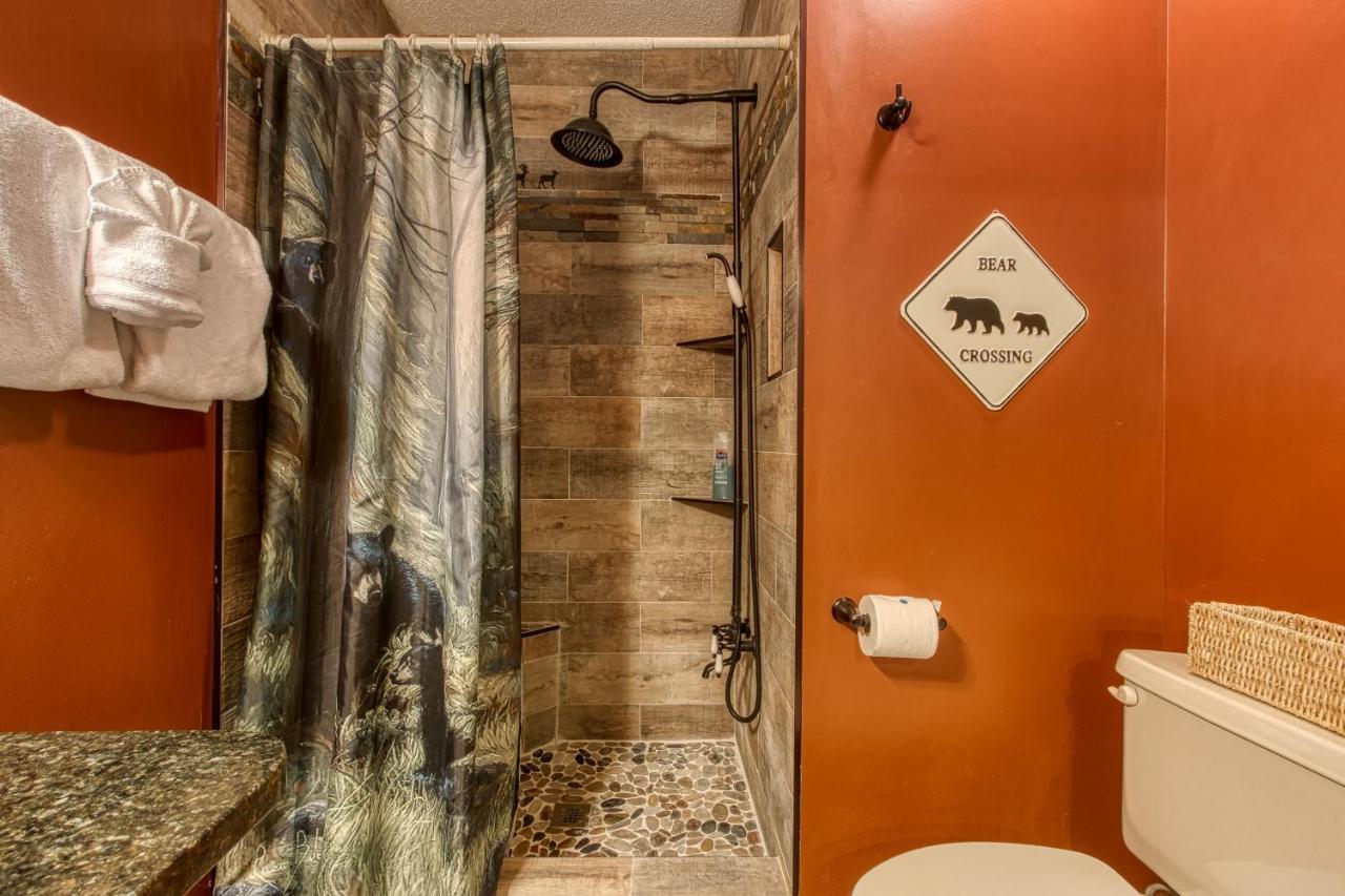 גטלינבורג 3 Decks, Mtn Views! Tree Tops By Honeybearcabins - Luxury Rain Showers, 3 King Suites, Xl Hottub, Fireplace, Bear Sightings מראה חיצוני תמונה